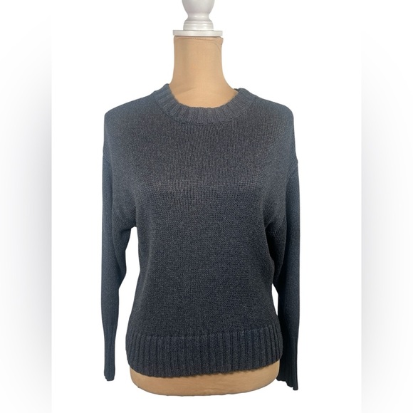 Something Navy Subtle Sheen Crew Neck Color Navy
Sweater Size XXS - Picture 3 of 8